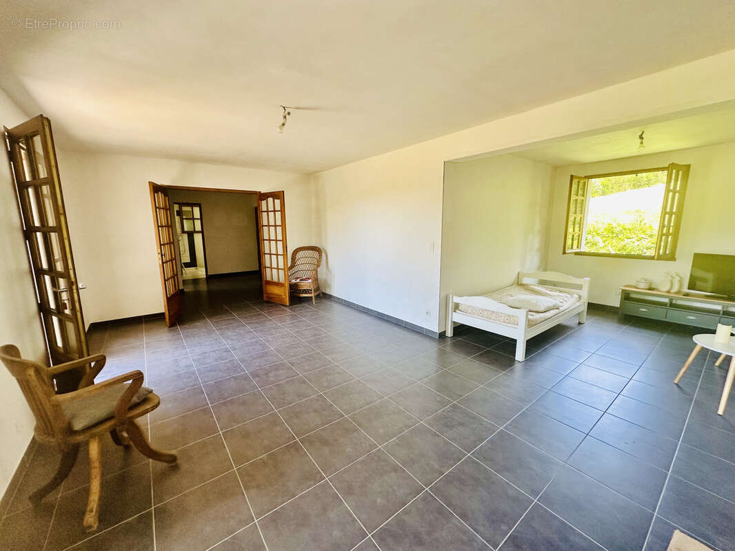 Maison à CENEVIERES