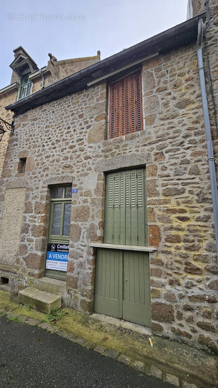 Maison à LASSAY-LES-CHATEAUX