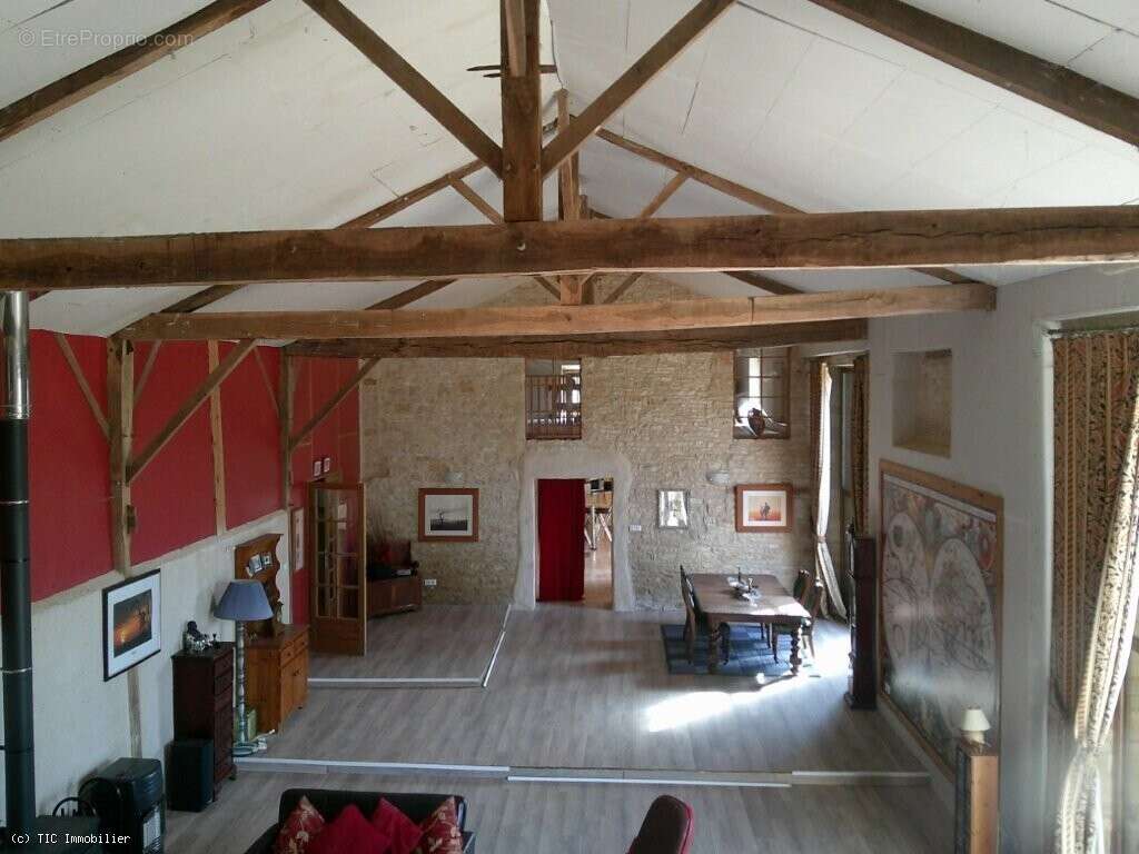 Grange Rénovée : Comprenant 4 Chambres et Terrain de 4382m² - photo 10