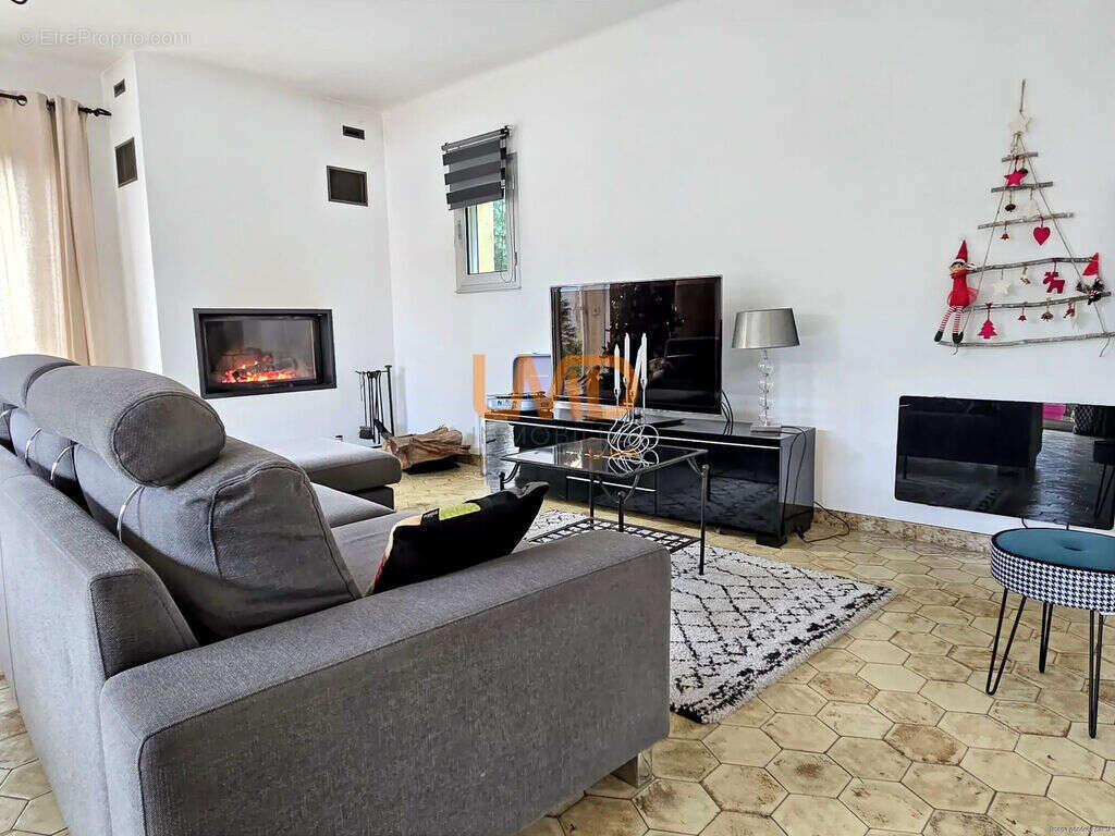 Maison à ENTRAIGUES-SUR-LA-SORGUE