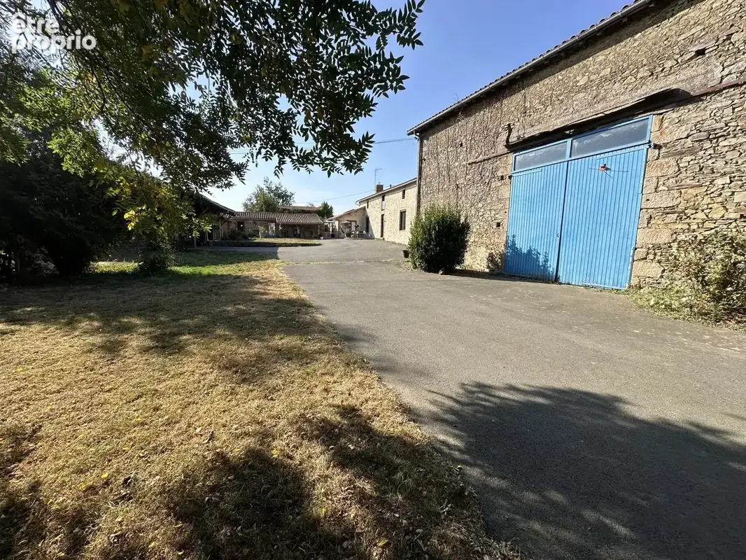 Ancien corps de ferme rénové, 5 chambres + gite + grange de 204 m² et 4 196 m² de terrain - photo 11