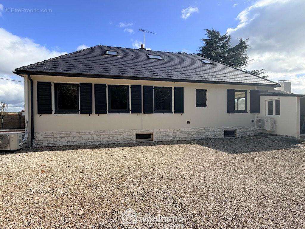 La maison jouit, côté Ouest, ... - Maison à CHASSENEUIL-DU-POITOU