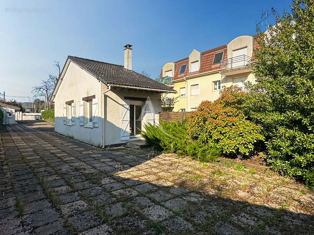 Terrain à LONGJUMEAU