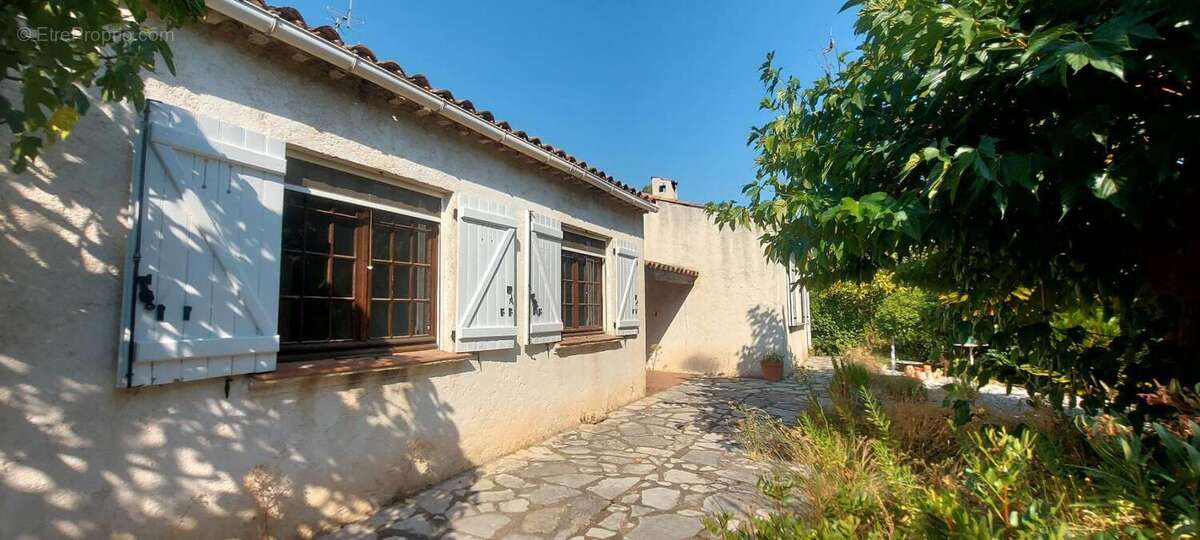 Villa 4 pieces dependances a renover valescure frejus - photo 18