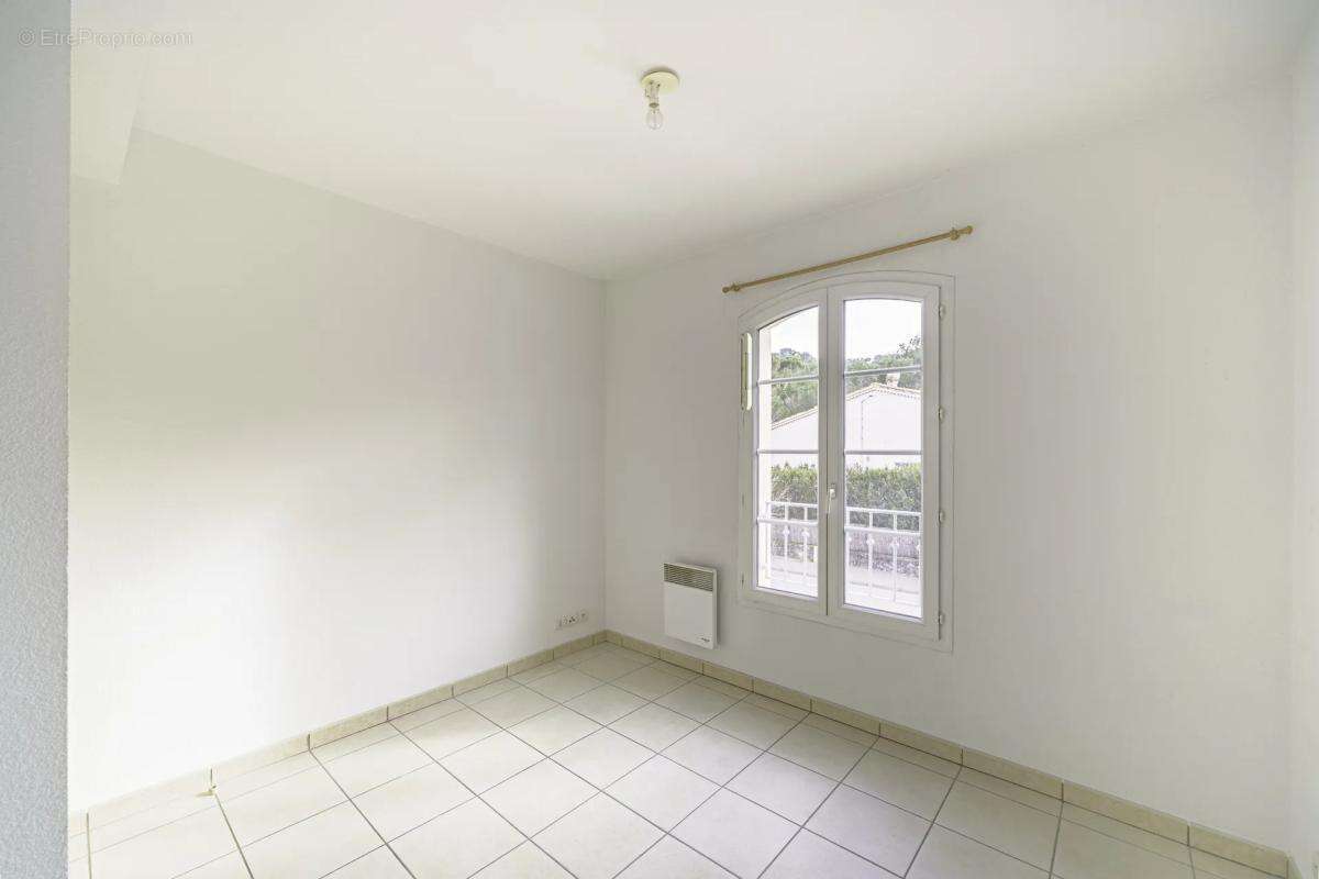 Appartement à LA ROQUE-D'ANTHERON