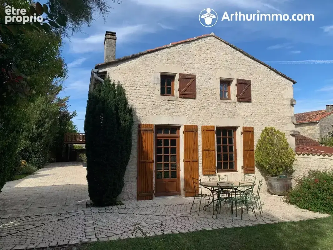 Maison 8 pièces · à Saint-Martin-de-Juillers · 335 445 €