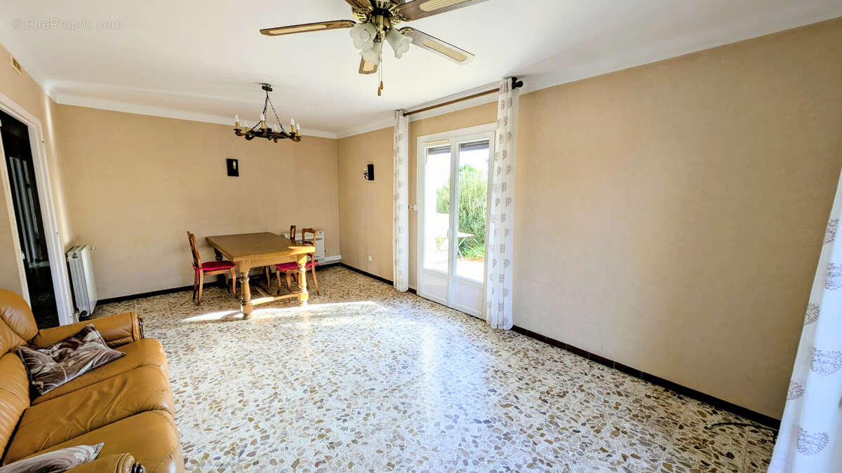 Maison à VILLELONGUE-DELS-MONTS