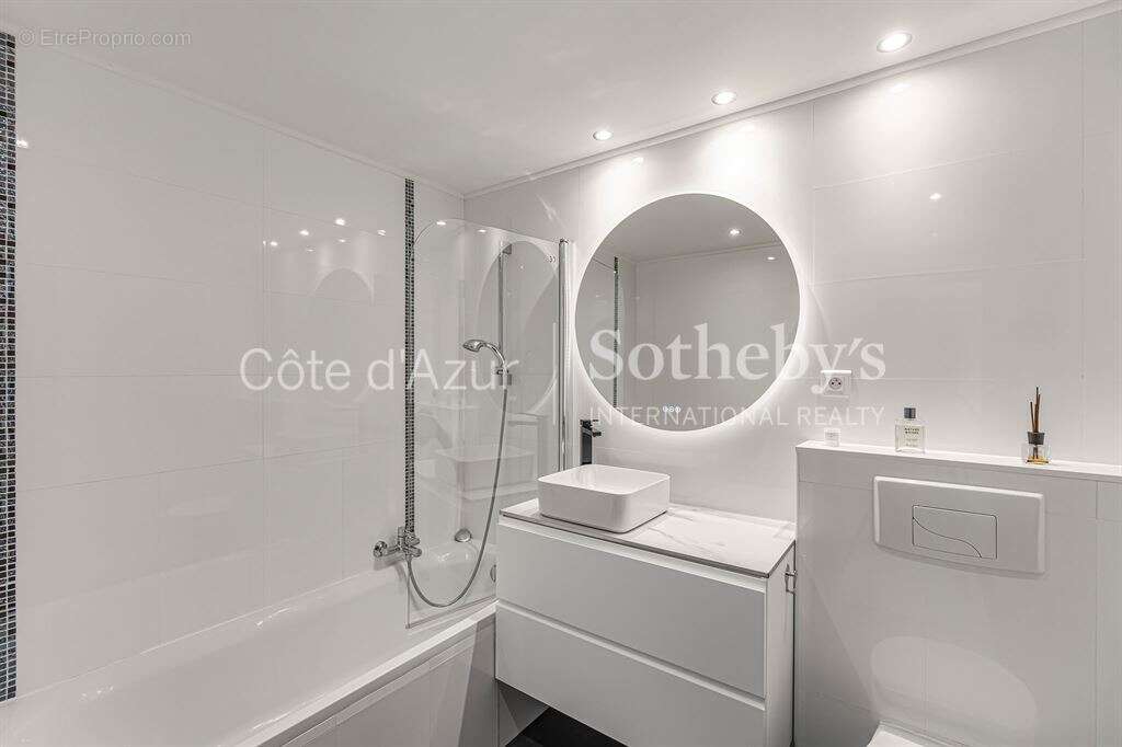 Golfe-Juan, appartement rénové en étage élevé avec terrasse et vue mer panoramique - photo 11