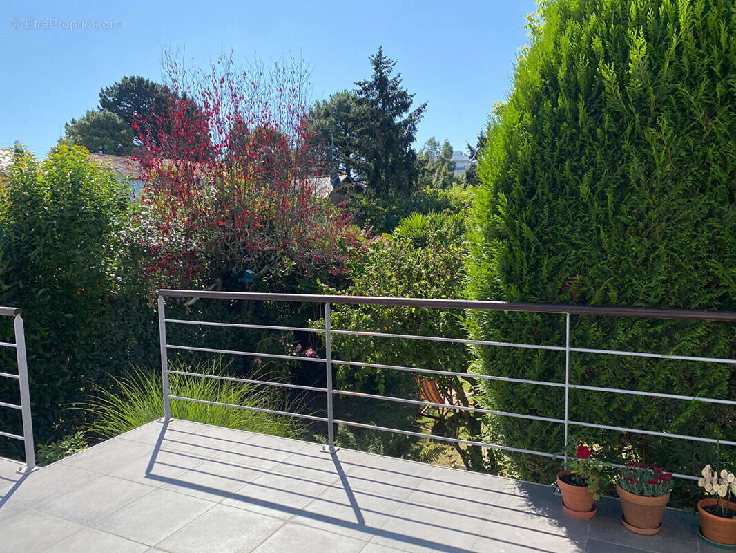 Maison contemporaine de 160 m²  au sol sur une parcelle de 360 m² orientée Sud avec garage. - photo 2
