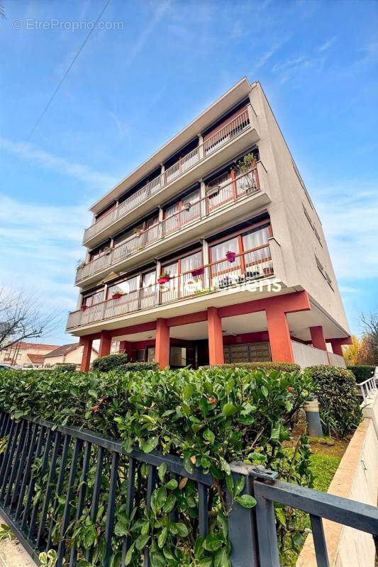 Appartement à LES PAVILLONS-SOUS-BOIS