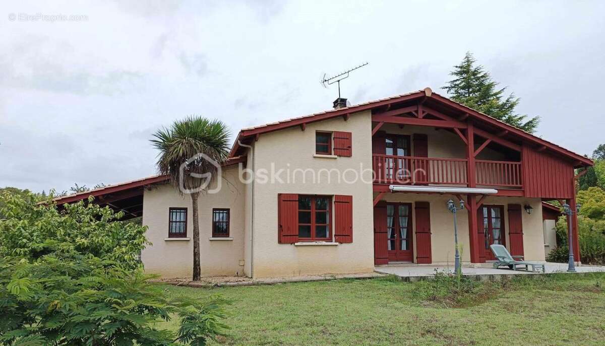 Très Belle Villa type ‘’ Basque ‘’ de plain-pied de 160 m2 érigée sur un Parc de 7 069 m² à Marmande 47200 - photo 2