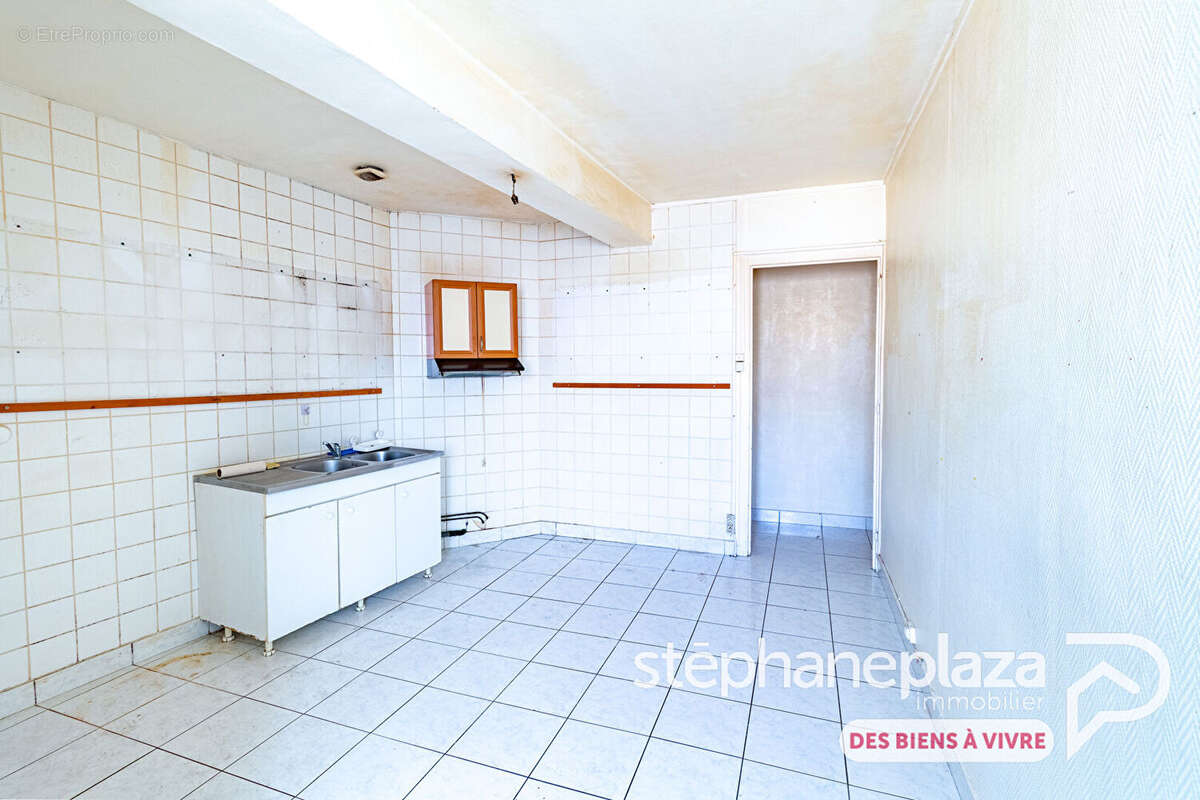Appartement à rénover ou à diviser de 159m² de surface utile à VILLARS-LES-DOMBES - Possibilité de créer deux T3 de 77m² ! - photo 3