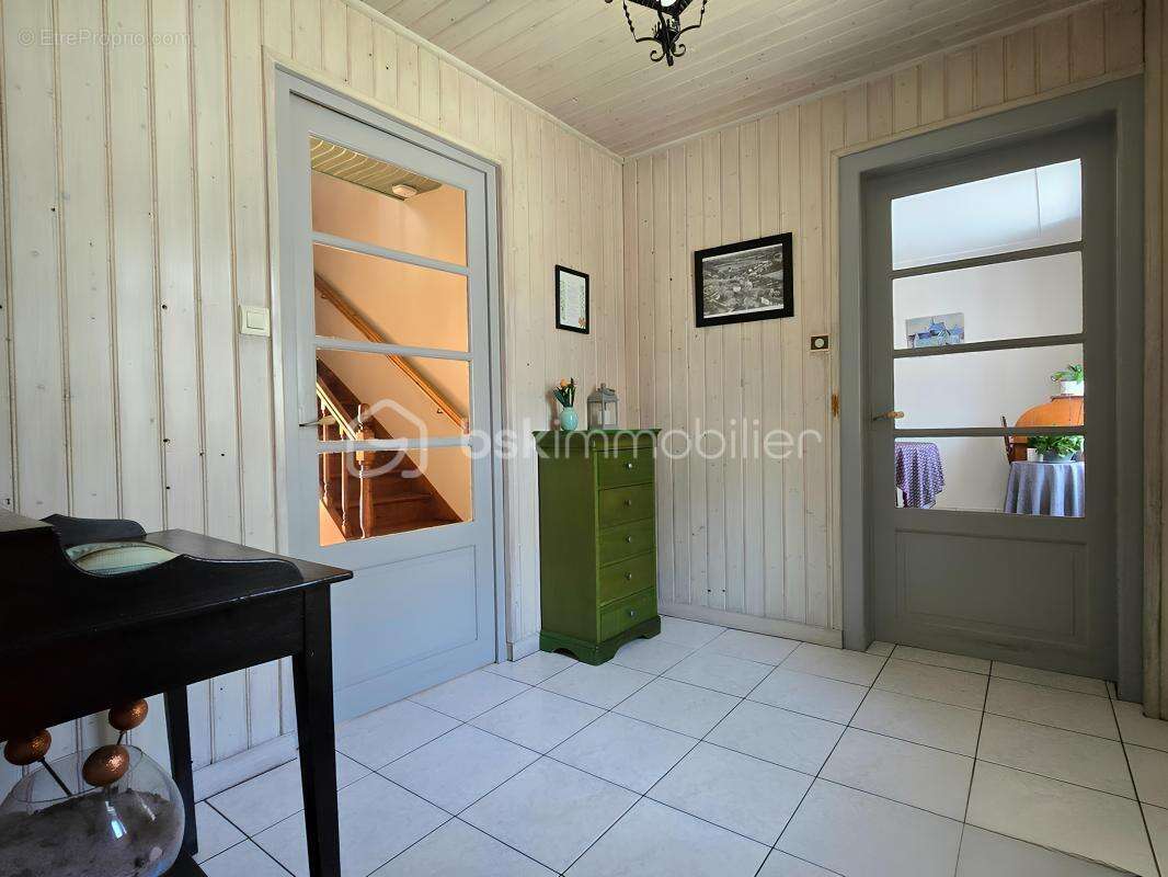 Maison familiale en pierre – beaux volumes, dépendances et parcelle urbanisable au cœur de beaurepaire - photo 3