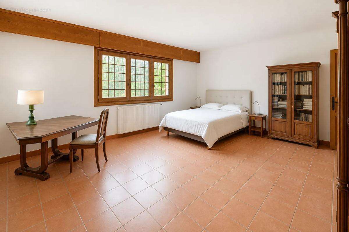 Majestueuse Maison Familiale de 303m², 2ha de Parc - photo 8