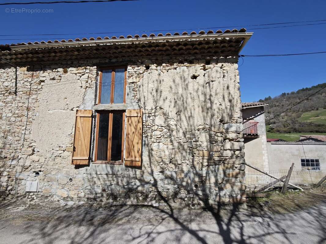 Jolie maison en pierres avec dépendances - photo 2