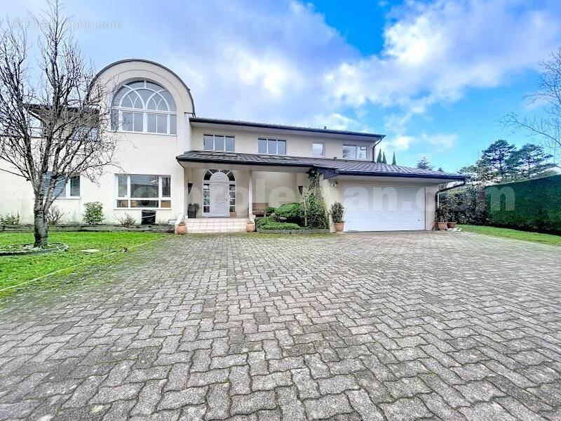 Maison_Ambilly_secteur_calme_7_pièces_rare_Atypique_Récente_frontière_Suisse_Genève_Tram_ceva_bus_SUPERBE_BEAUX_VOLUMES_FRONTALIERS_salon_séjour_cuisine_séparée_entrée_espace - Maison à AMBILLY