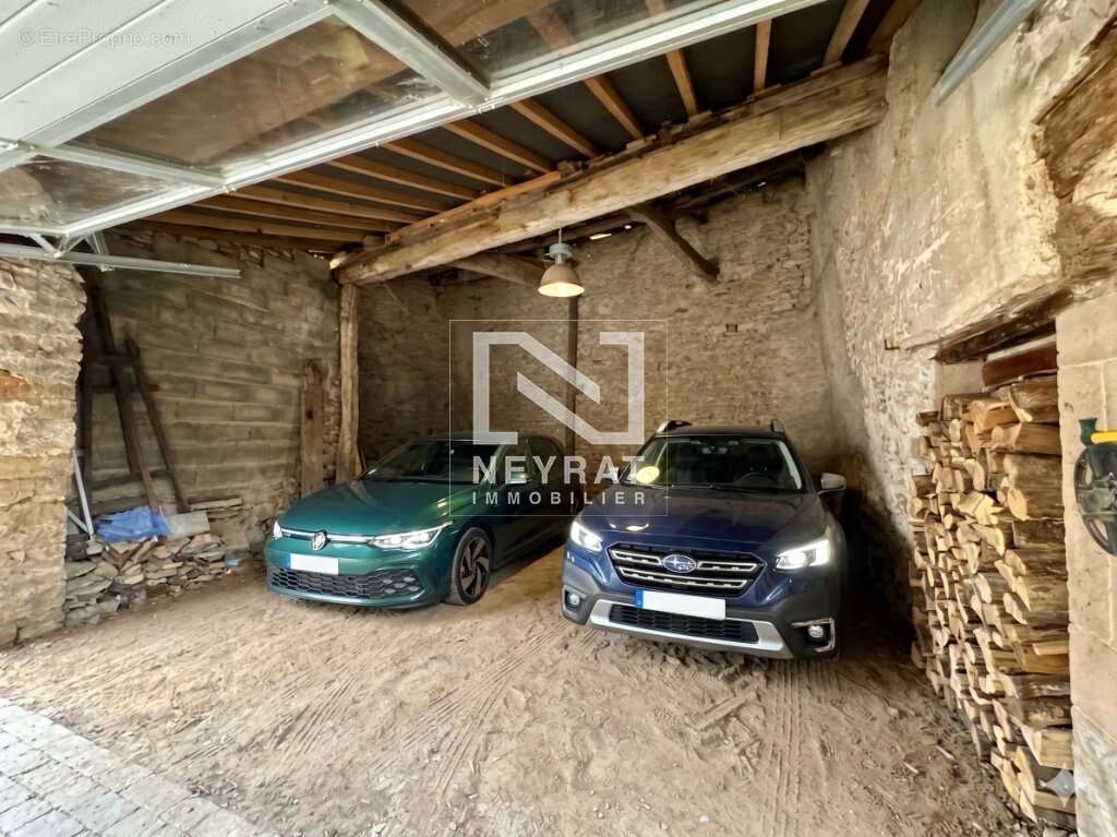 Une maison en pierre pleine de charme, avec sa terrasse suspendue, son jardin intime et ses nombreuses dépendances - photo 14