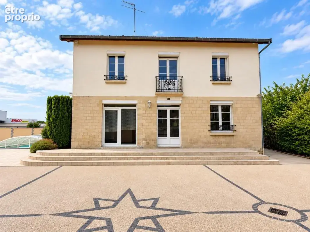 Maison de maître avec piscine et dépendance - photo 1