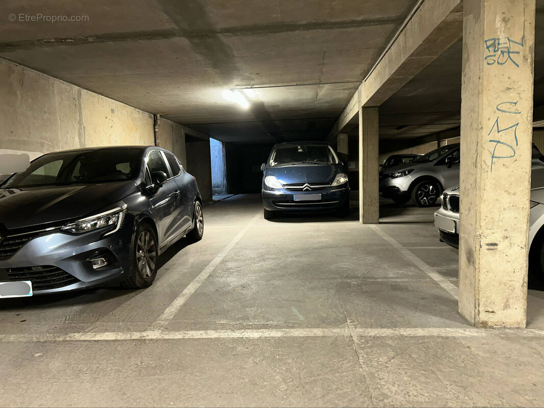 Parking à PARIS-11E