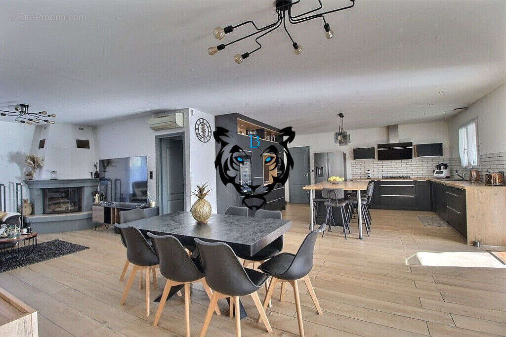 Maison à LE MUY