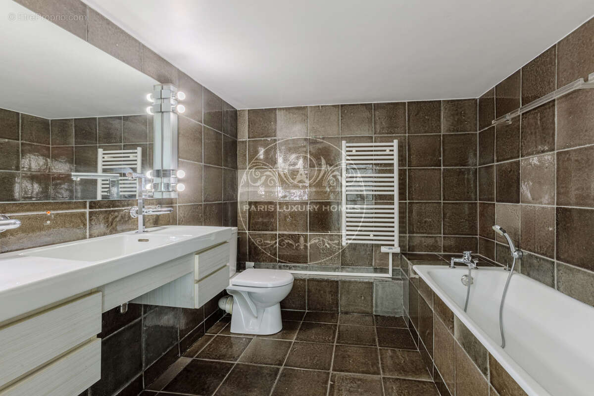 Appartement à PARIS-1E