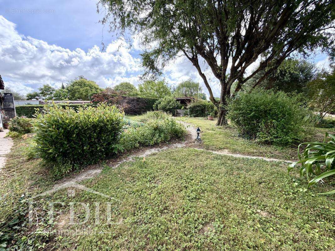 Plain pied avec garage et terrain - photo 2
