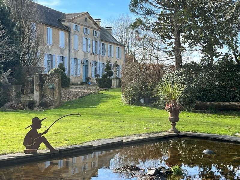 ELEGANT CHATEAU XVIIIs, sans travaux, sur 1 hectare clos de murs, jardin paysagé, chapelle, orangerie, dépendances, pour famille - photo 2