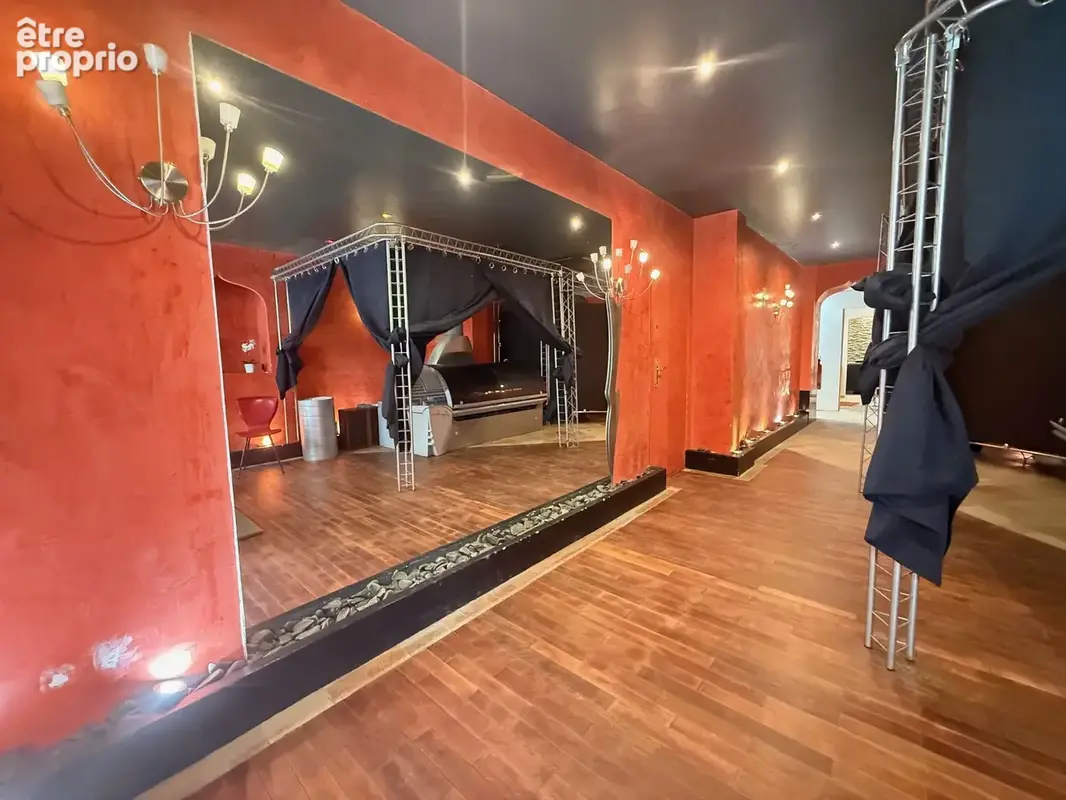 Toulon Centre proche Place D'armes Local commercial de 130m2 avec caves - photo 4