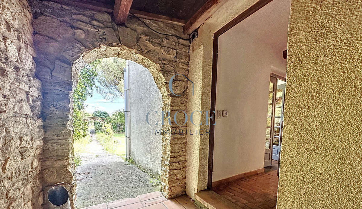 Entrée maison principale - Maison à MONTAREN-ET-SAINT-MEDIERS