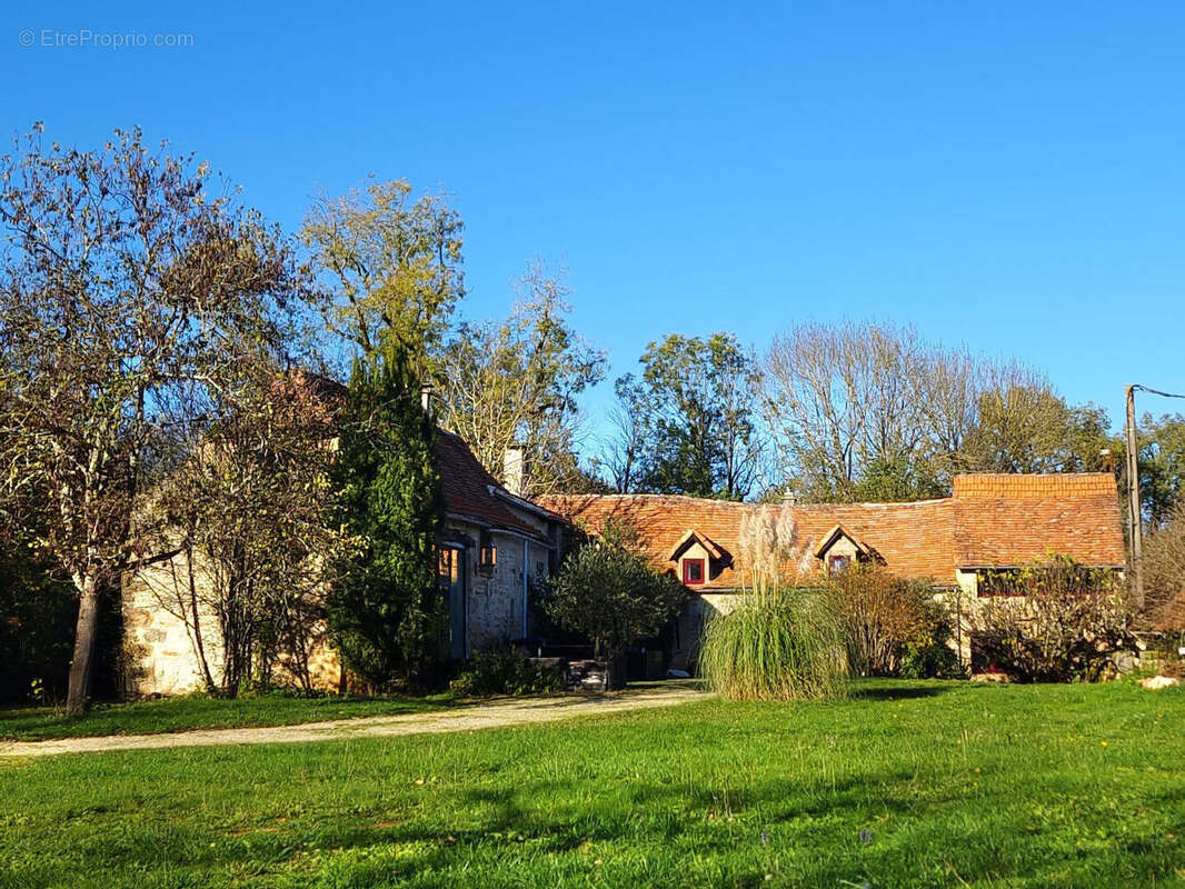 Maison et dépendances dans un hameau proche de Caylus - photo 2