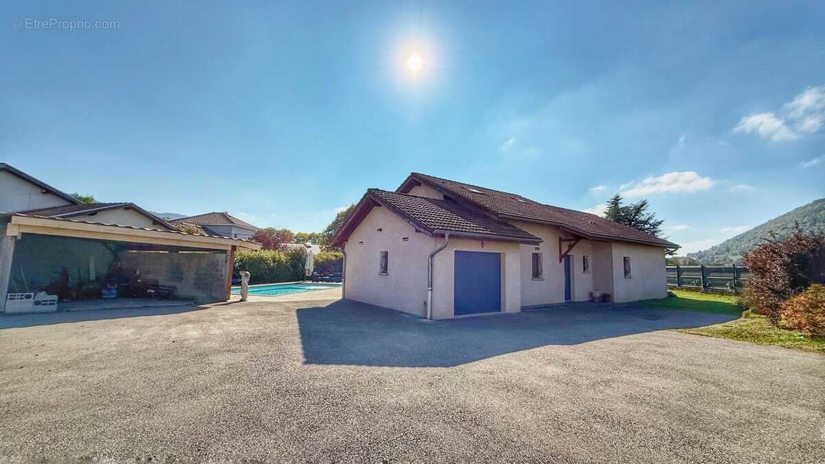 Maison à SAINT-ETIENNE-DE-CROSSEY