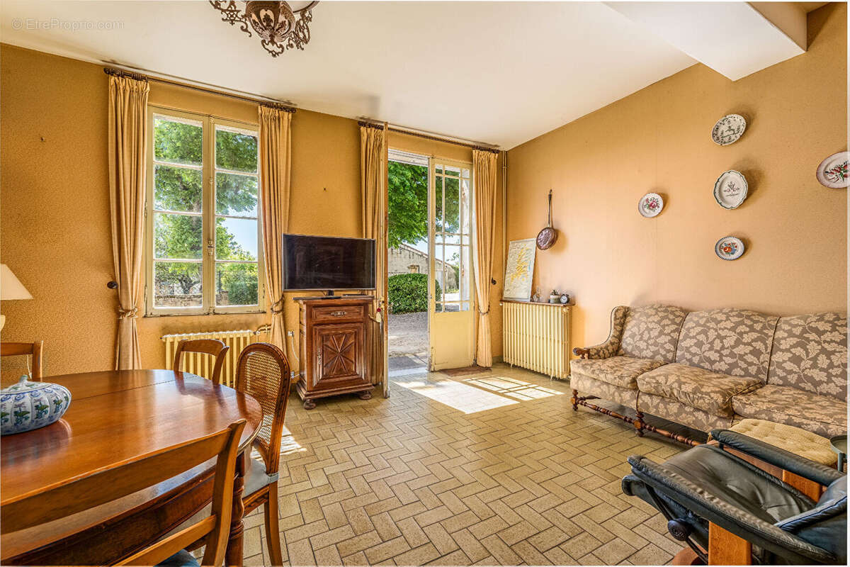 Maison à SAINT-CHRISTOPHE-DES-BARDES