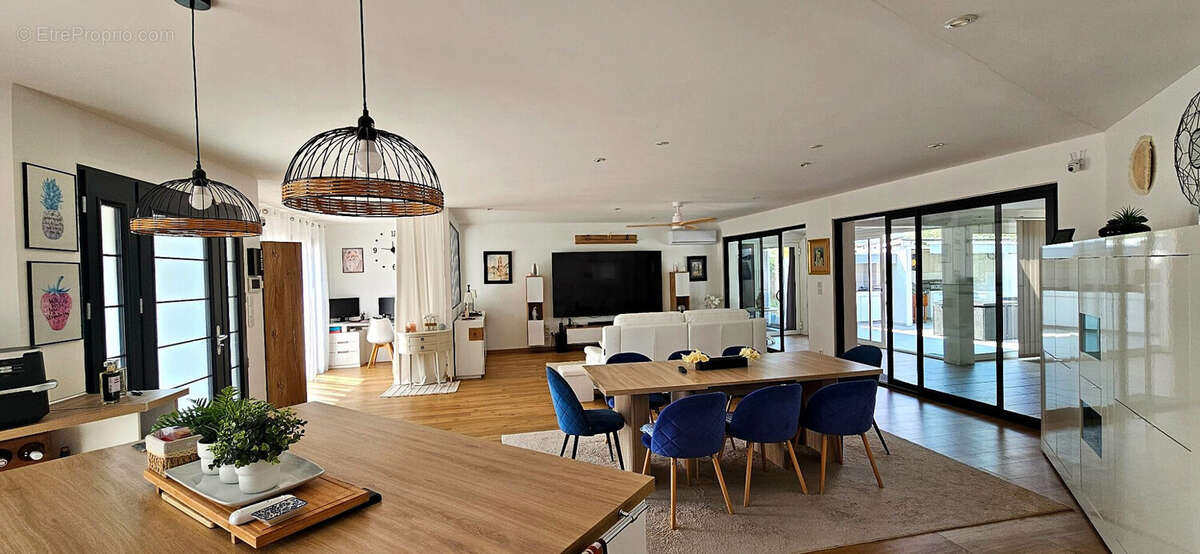Maison 177 m² à Saint-Laurent-Des-Vignes  - photo 4