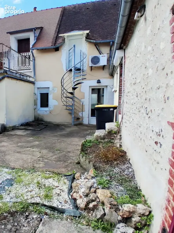 Appartement T3 avec cour privée - Quartier prisé 'En Berry' - photo 9