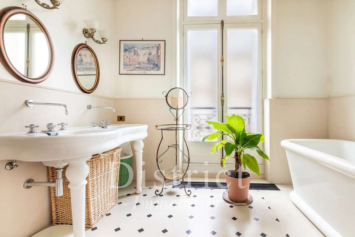 Appartement à PARIS-8E