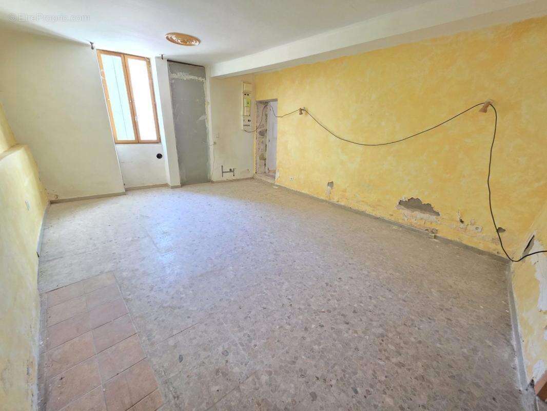 Appartement à MONTAREN-ET-SAINT-MEDIERS