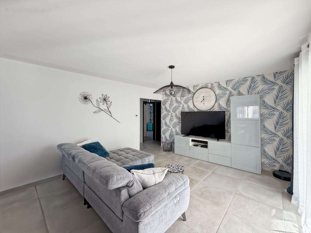Marcilly-en-Villette – Maison de plain-pied 105 m² avec piscine couverte, jardin sans vis-à-vis et prestations soignées - photo 7