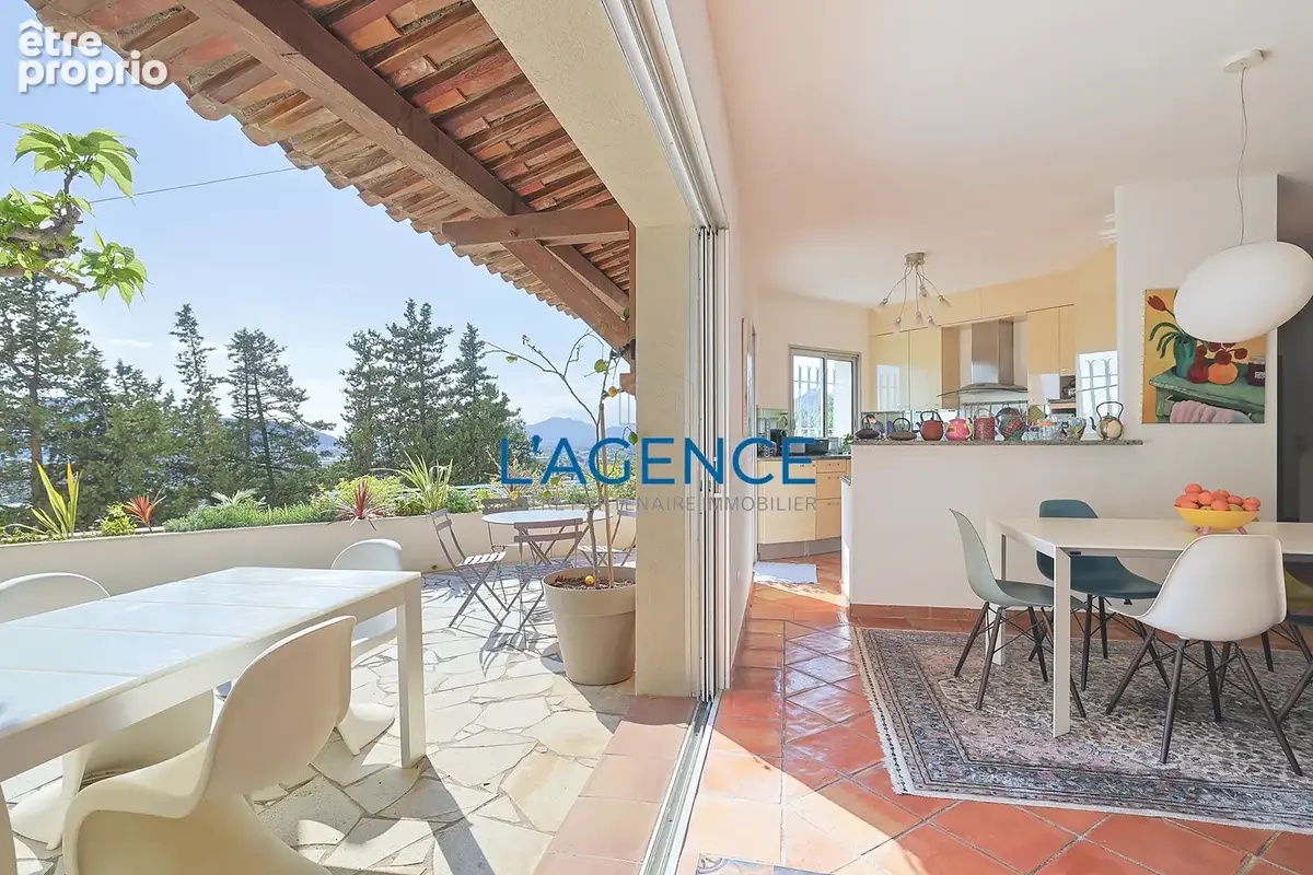Villa T5 de 145 m2 avec piscine offrant une superbe vue dégagée sur la ville de Hyères - photo 6