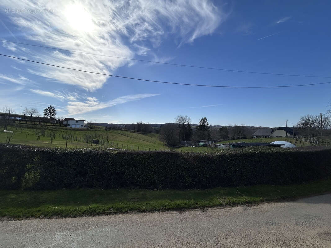 Terrain à LADIGNAC-SUR-RONDELLES