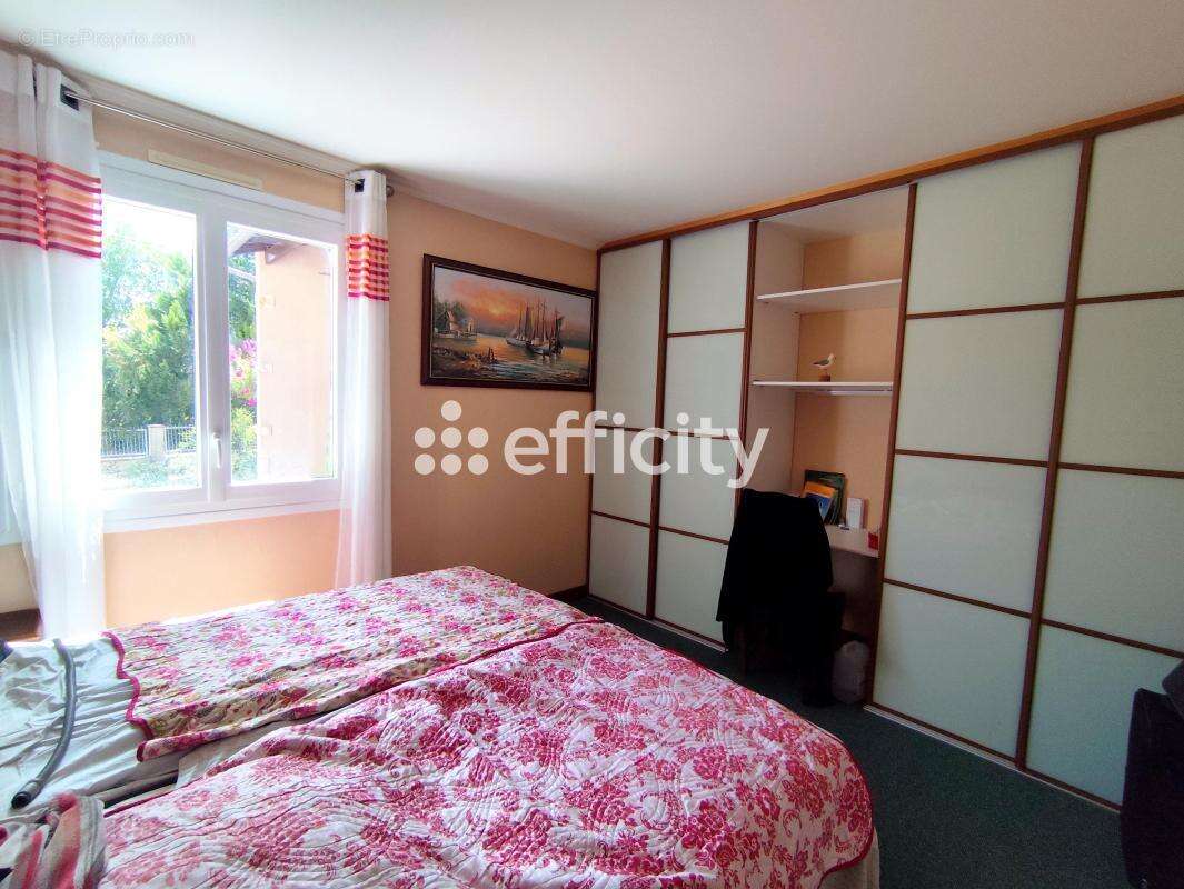 Maison 173 m² à La Vergne  - photo 15