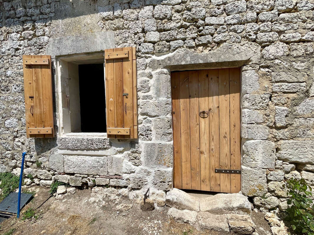 Bâtiment (ancienne maison) en cours de rénovation avec dépendances et parcelle attenante - photo 7