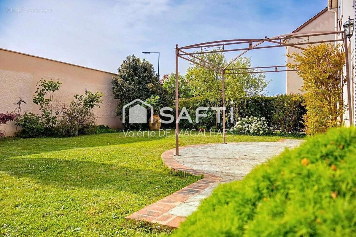 Photo 2 - Maison à VOISINS-LE-BRETONNEUX