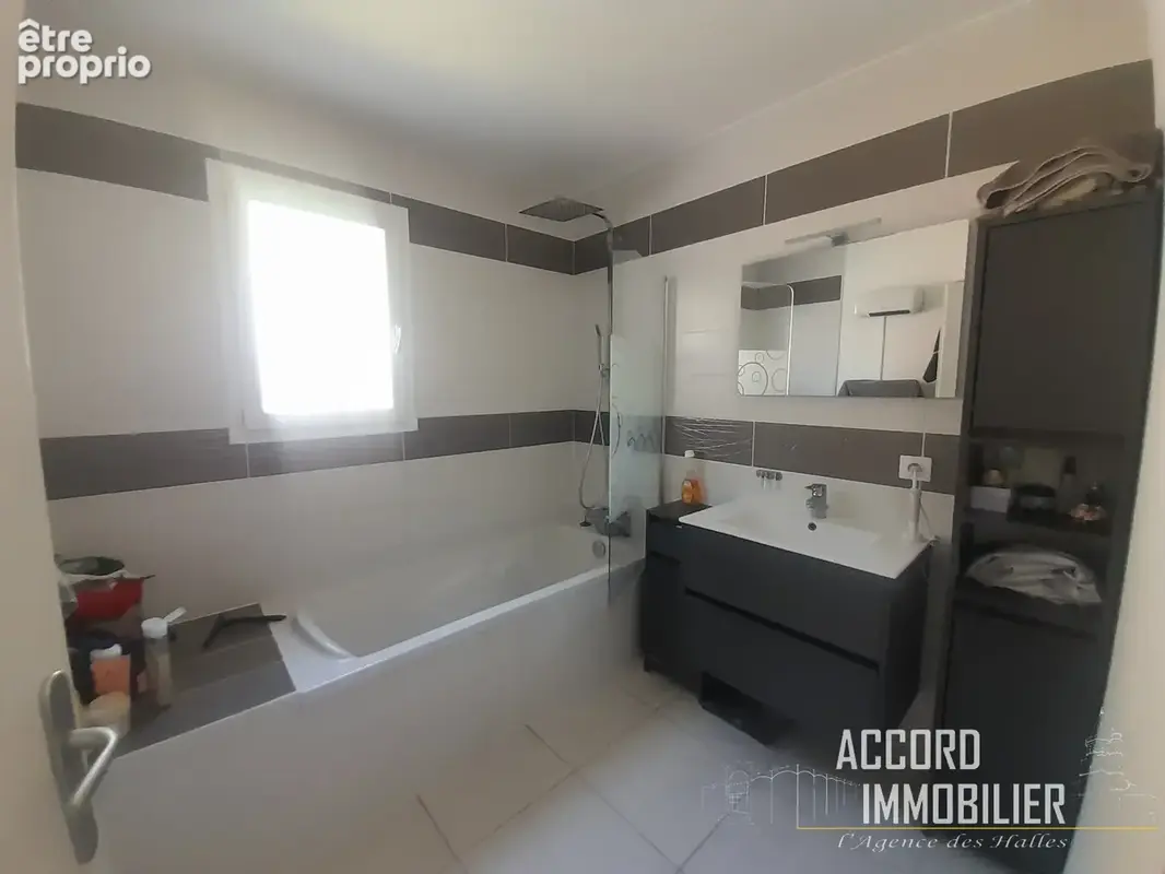 Villa de plain pied avec jardin arboré et piscine - photo 14