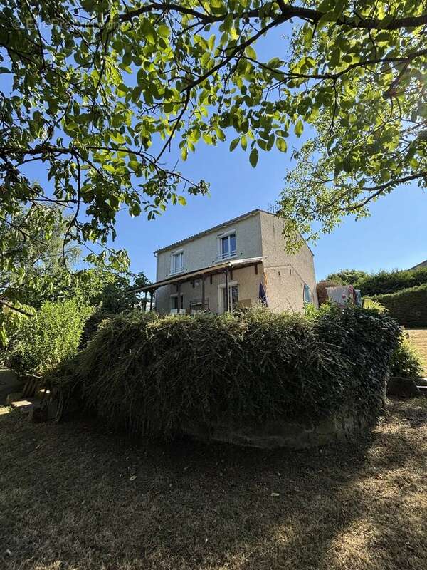 Polignac, maison sur 2 niveaux avec terrain arboré - photo 9