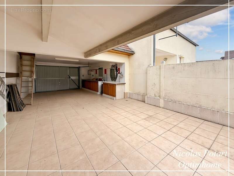 Maison de ville avec chambre au rez-de-chaussée, cour et garage - photo 10