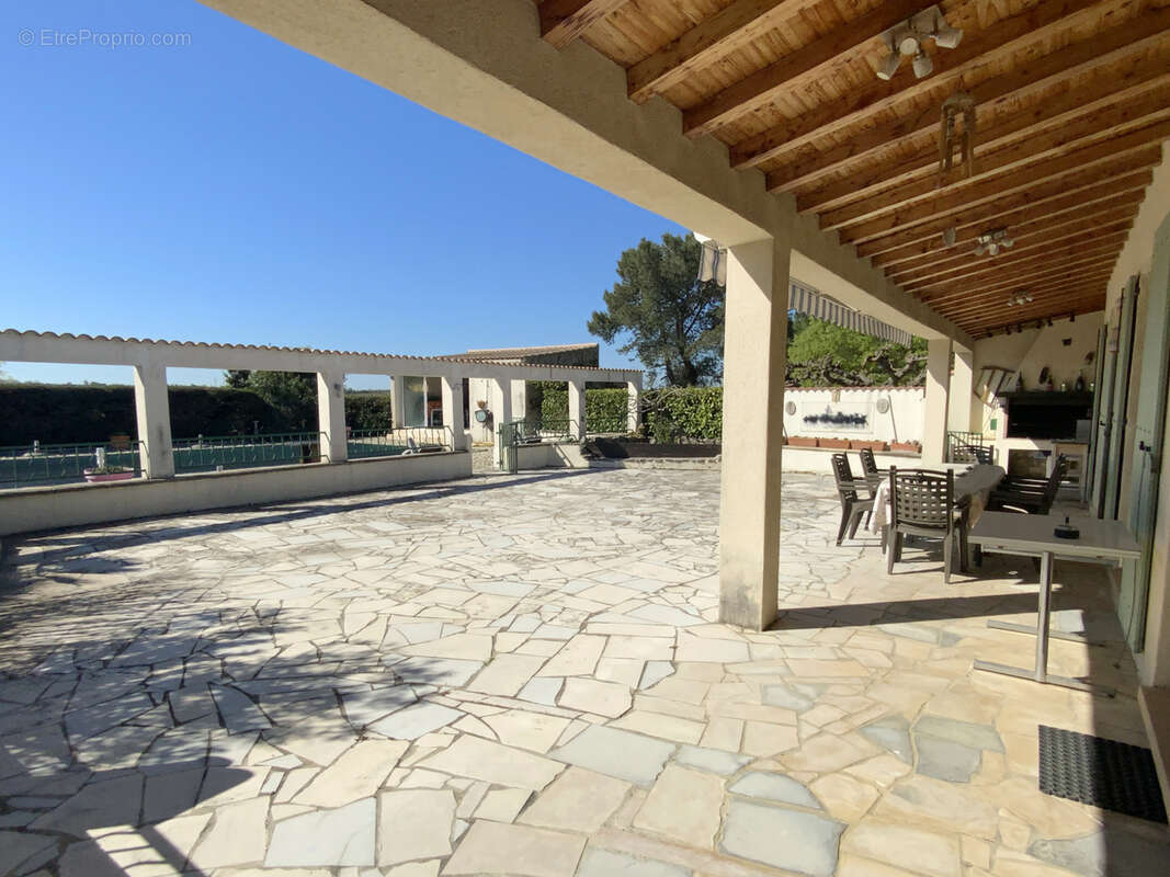 Villa de plain-pied, piscine, terrain paysagé et appartement indépendant. - photo 6