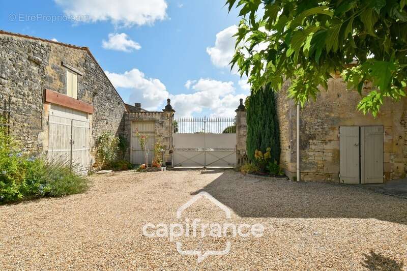 Maison à vendre 10 pièces BIGNAY (17), proche ST JEAN D'ANGELY et ses commerces, avec jardin, piscine et garage - photo 18