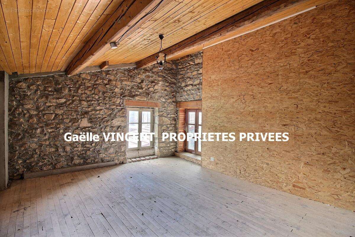 PELUSSIN CENTRE 42410 Maison  de village en pierres avec extérieur 134m² 3 chambres - photo 5
