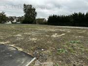 Terrain viabilisé et plat, idéal pour construire la maison de vos rêves dans un environnement paisible. - Terrain à VERSIGNY