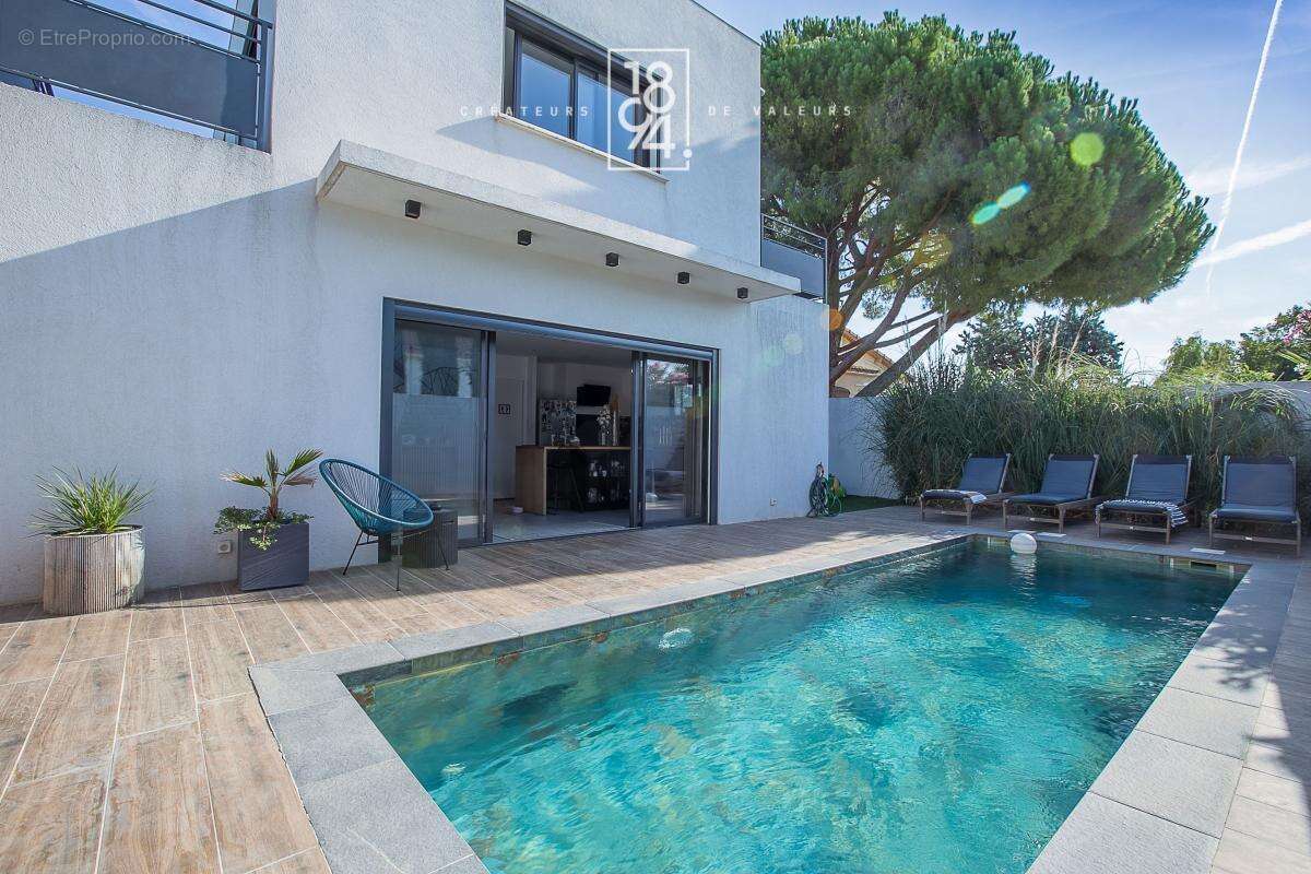 Maison À Vendre T4 Marseille 13011  Eoures  Villa familiale de 112m²  Jardin et piscine  Suite parentale en rez-de-chaussée  Sta - photo 2